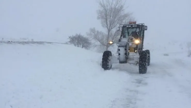 Kırşehir'de karla mücadele sürüyor
