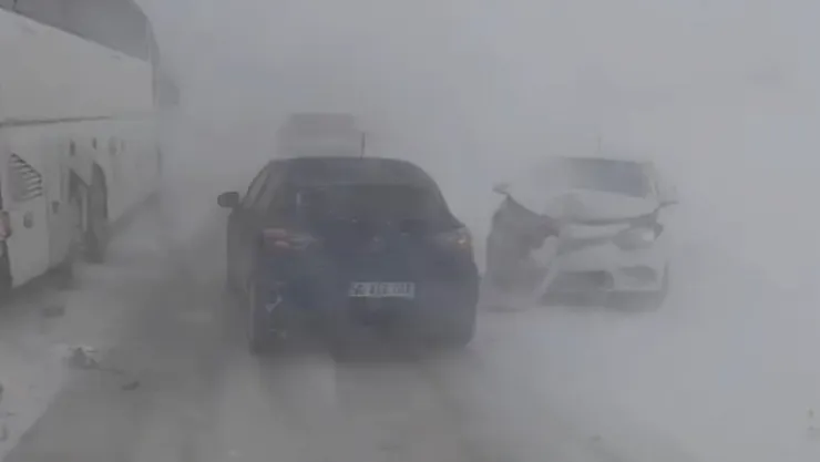 Kırşehir - Kayseri arası yoğun tipi nedeniyle ulaşım aksadı