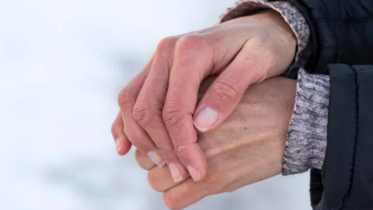 Kışın gizli tehlikesi: Raynaud hastalığı parmaklarda alarm veriyor