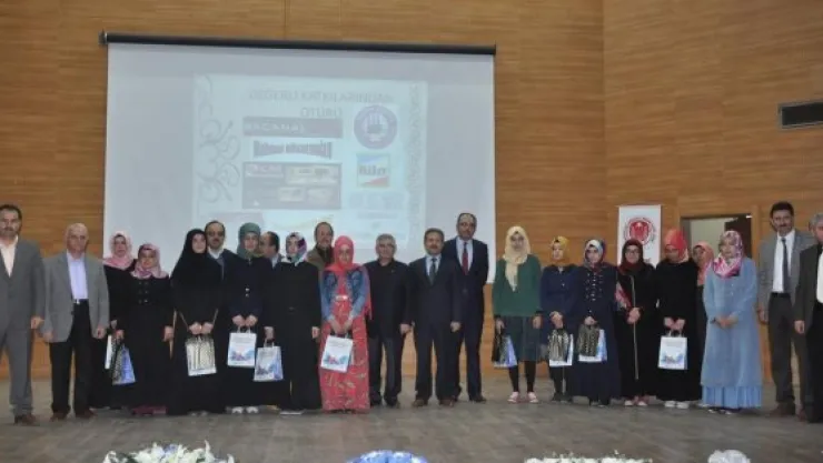 Kız öğrenciler Kur'an-ı Kerim'i güzel okuyabilmek için yarıştı