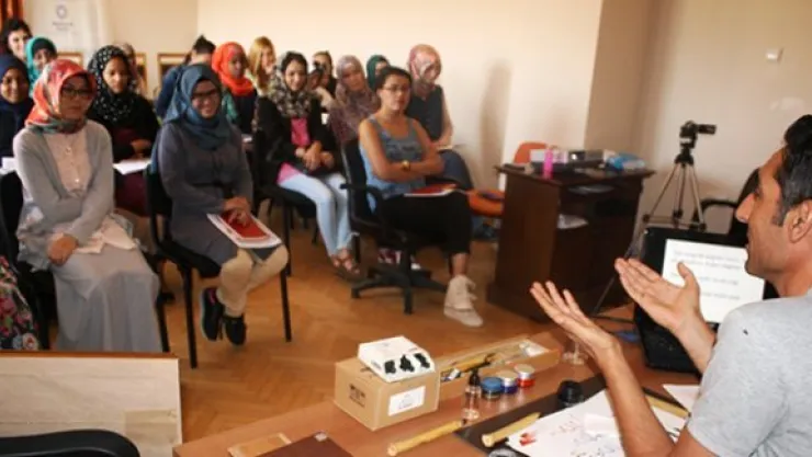 Kız öğrencilere hat ve tezhip sanatı anlatıldı