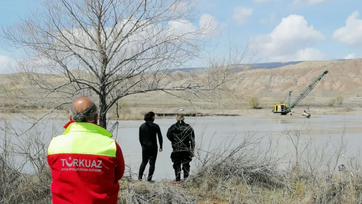 Kızılırmak'ta kaybolan genci arama çalışmaları devam ediyor