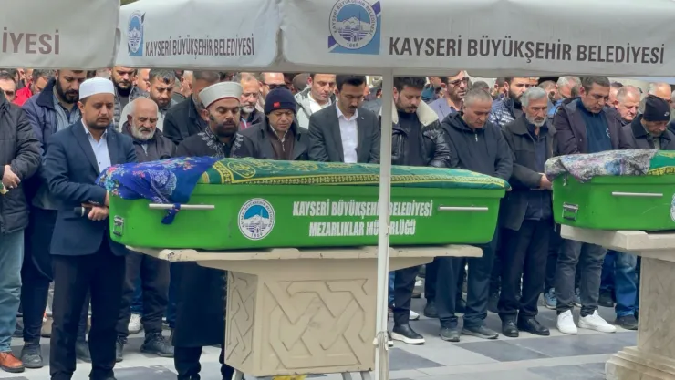 Kızının bıçaklayarak öldürdüğü talihsiz anne defnedildi