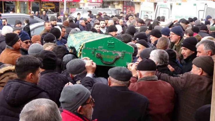 Kızının enkazdan kurtarılmasını bekleyen baba kalp krizi sonucu vefat etti