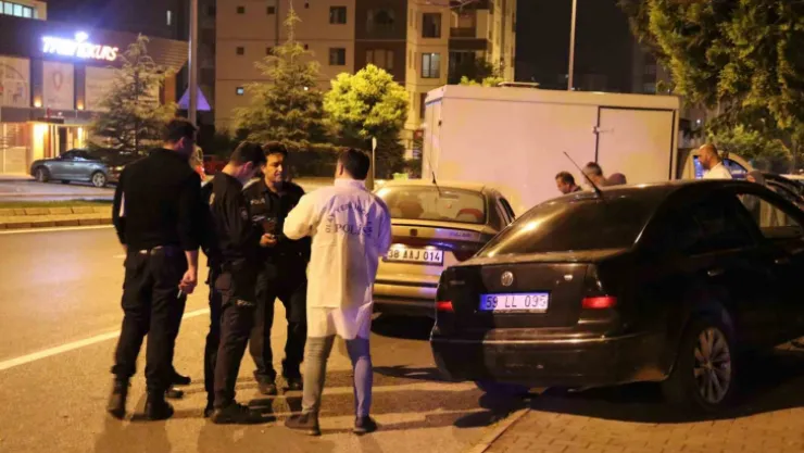 Koca şiddetinden kaçamadı: Araçtan atlamaya çalıştı, silah kabzasıyla darbedildi