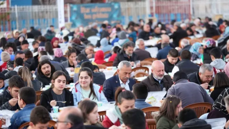 Yeni Mahalle'de 4 bin 500 kişilik iftar coşkusu