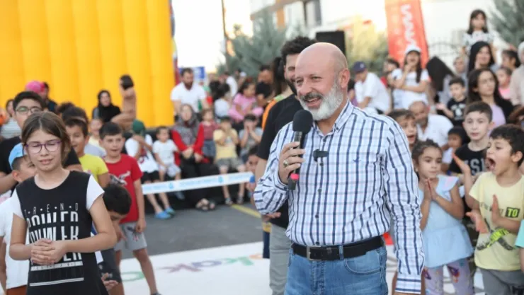 Çocuklardan Başkan Amca'ya sevgi seli