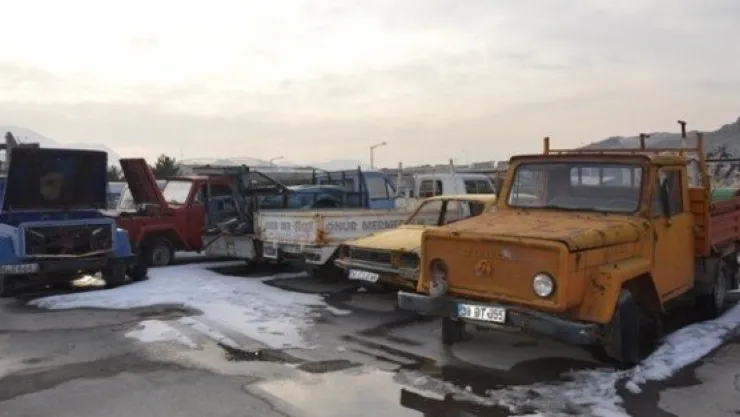 Arabasını Sokağa Atan 65 Kişiyi Aranıyor 