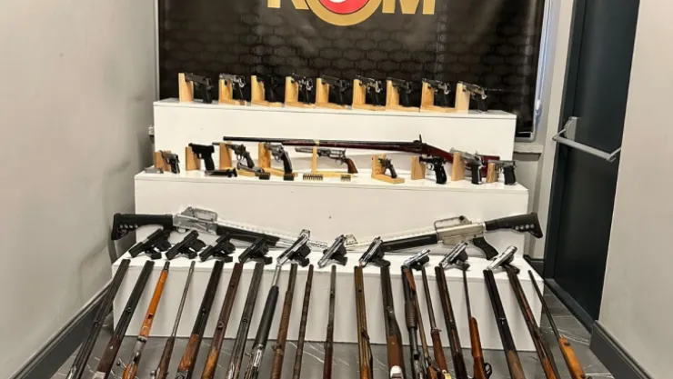 KOM Şube'den operasyon: çok sayıda ruhsatsız tabanca ve av tüfeği ele geçirildi