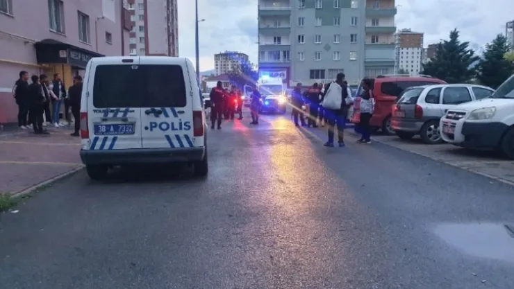 Komşuların otopark kavgasında bir kişi bıçaklandı