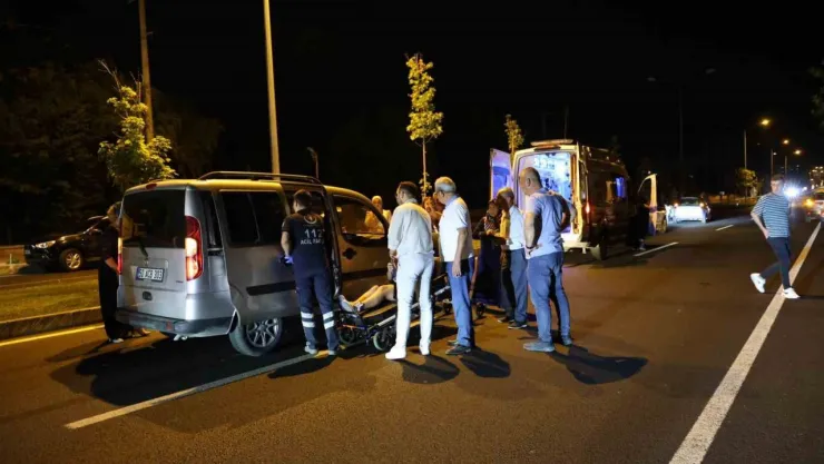 Köpeğe çarpmamak için duran araca, arakadan gelen araç çaptı: 2 yaralı