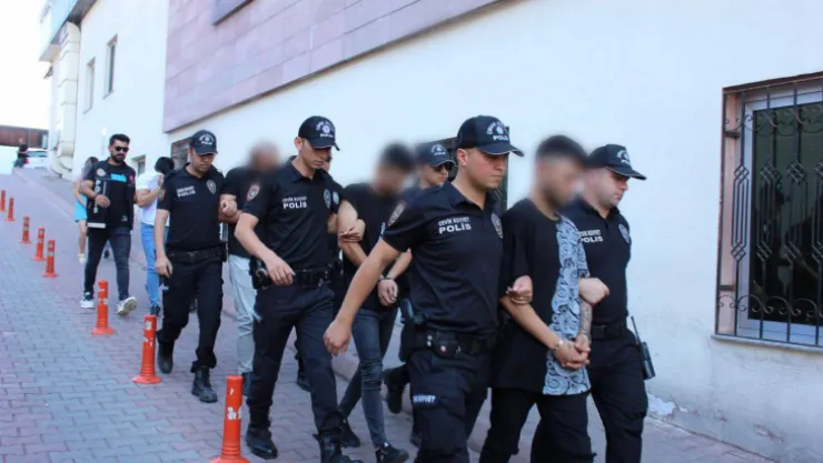 Kovalamaca sonucu yakalanan şüpheliler adliyeye sevk edildi