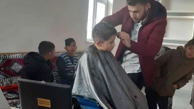 Köy köy dolaşıp çocukları ücretsiz tıraş ediyor