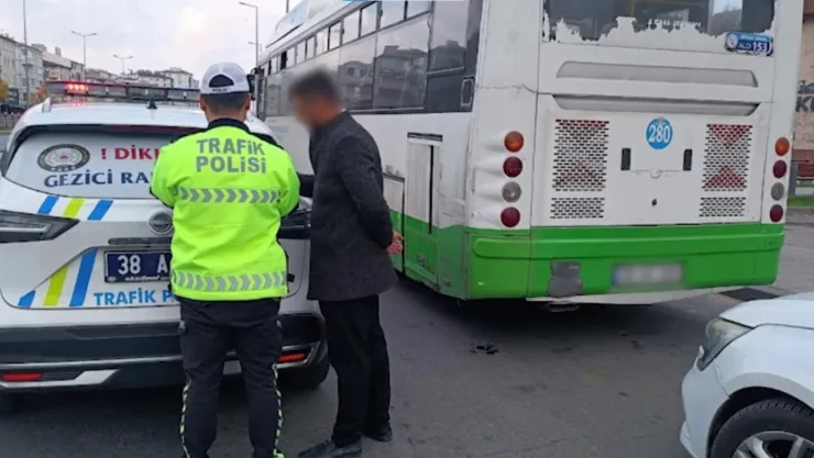 Kucağındaki 'çocuğa trafik eğitimi' veren şoförün ehliyetine el kondu