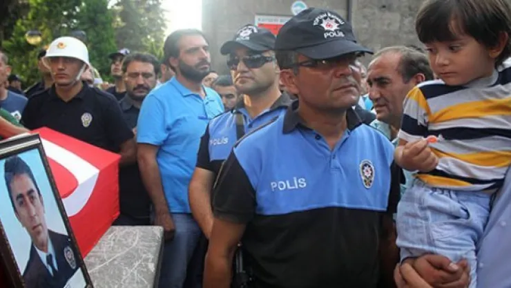 Küçük Eymen şehit babasına son kez baktı!