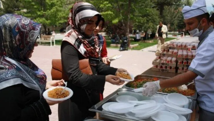 Kutlu Doğum Yemeğine Büyük İlgi
