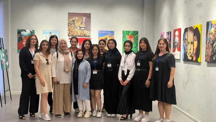 Lise öğrencileri Gazze'ye yardım için resim sergisi açtılar