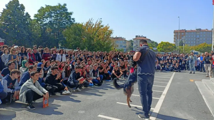 Lisede yapılan deprem tatbikatı gerçeğini aratmadı