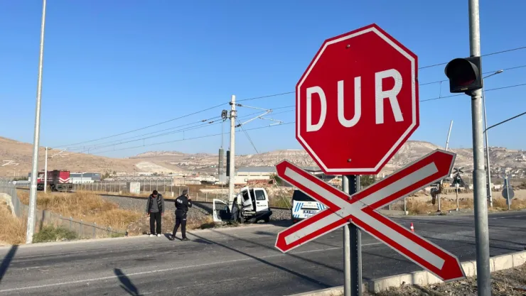 Lokomotif, hemzemin geçtte araca çarptı: 2 kişi yaralandı