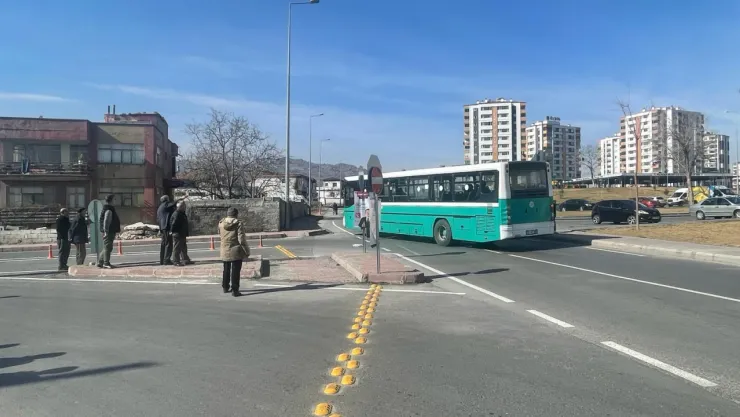 Mahalle sakinleri girişteki kavşağın düzeltilmesini istiyor