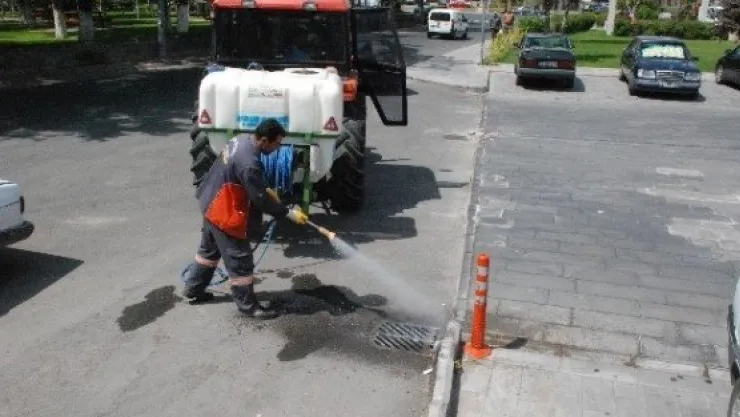 Mazgallarda, Logar Kapaklarında Yağmur Suyu Tahliye Kanallarında İlaçlama Çalışmaları Devam Ediyor 
