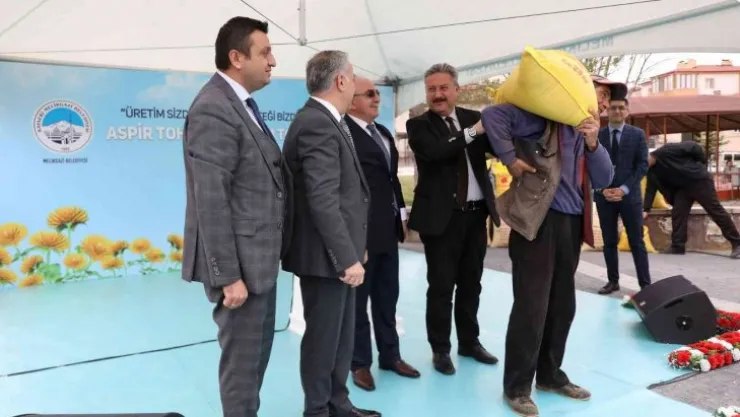 Melikgazi 18 ton aspir tohumunu çiftçiye dağıttı