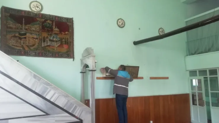 Melikgazi Belediyesi camileri gül suyuyla temizledi