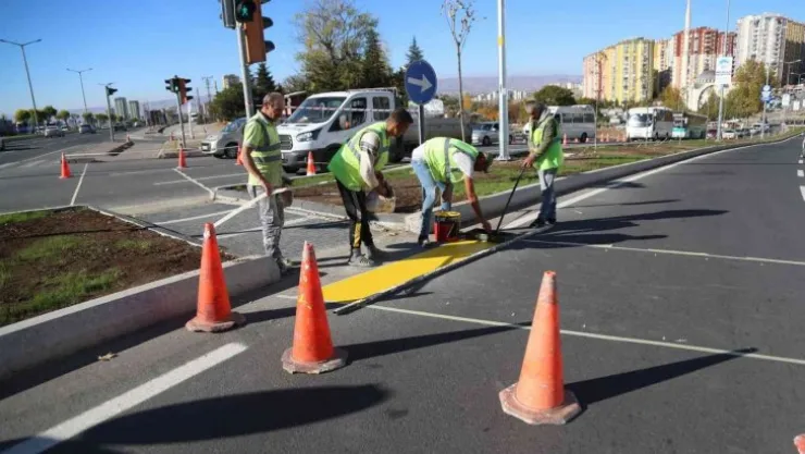 Melikgazi'de güvenli ve seri ulaşım için yol çizgileri yapılıyor