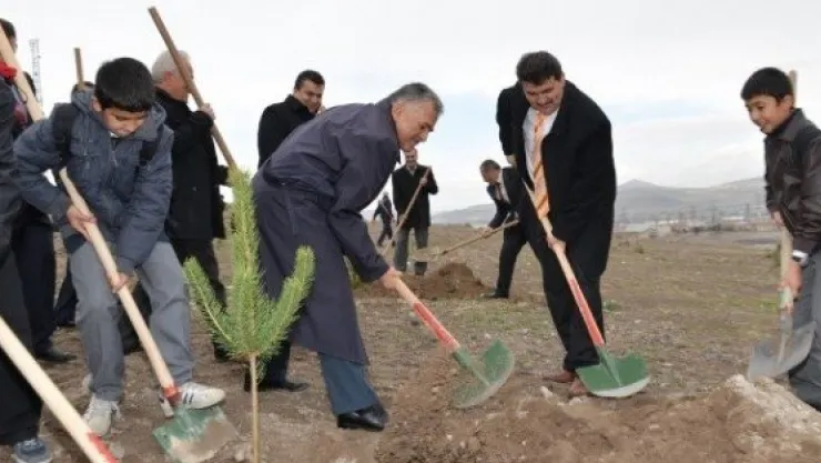 Melikgazi Belediyesi 3 Bin 500 Adet Çam İle 2 Bin Adet Meyve Fidanını Toprakla Buluşturdu 