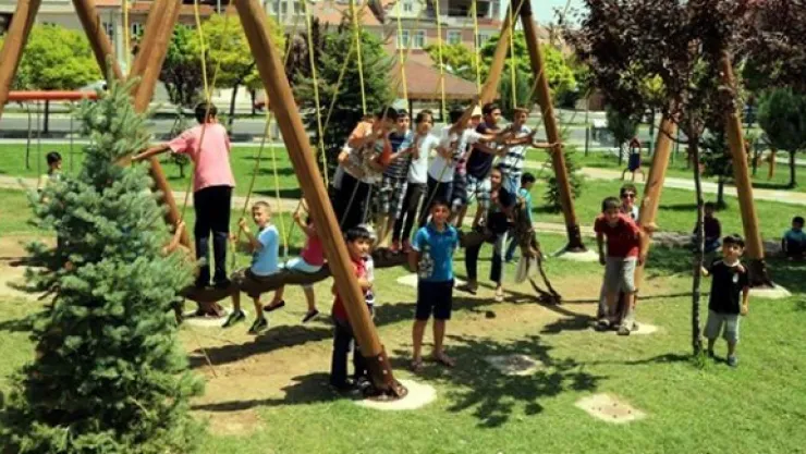 Melikgazi Belediyesi'nden çocuklara özel sarmal ip salıncak
