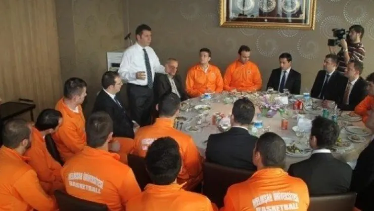 Memduh Boydak Melikşah'lı Basketbolcularla Yemekte Buluştu 