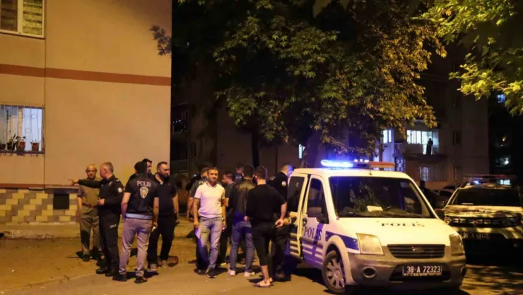 Silah seslerini duyup balkona çıkınca bacağına saçma isabet etti