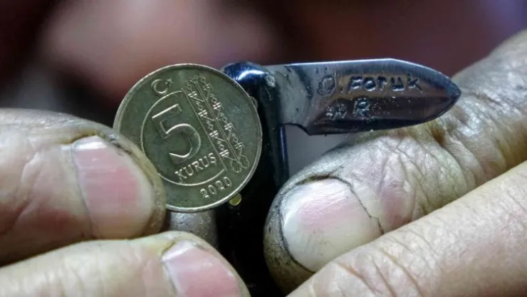 Mercek altında çalışıyor, mini bıçaklar yoğun ilgi görüyor