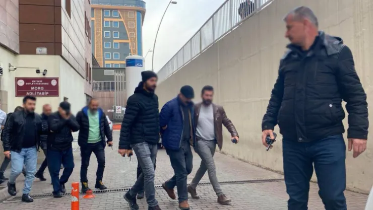 Meyve sebze halinde 1 kişiyi öldürüp 1 kişiyi yaralayan şüpheliler adliyeye sevk edildi