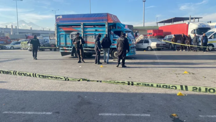 Meyve sebze halinde çıkan silahlı kavgada başından vurulan şahıs hayatını kaybetti