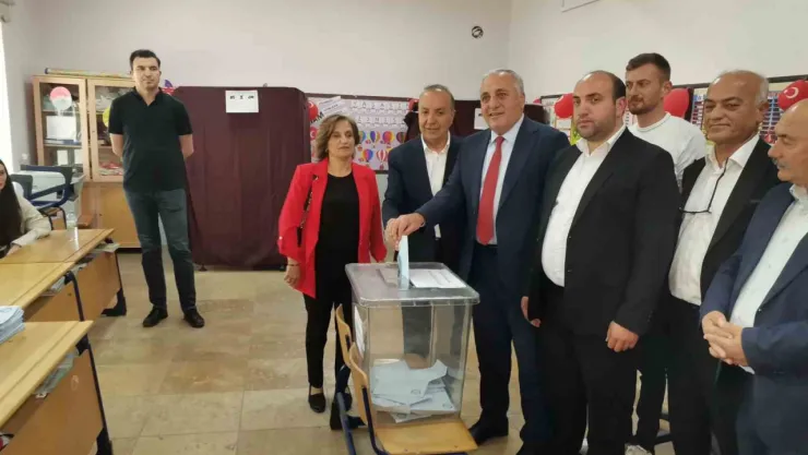 MHP Pınarbaşı Belediye Başkan Adayı Uzunluoğlu oyunu kullandı