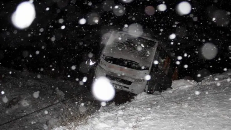 MHP kurultayından dönen midibüs çaya uçtu: 29 yaralı