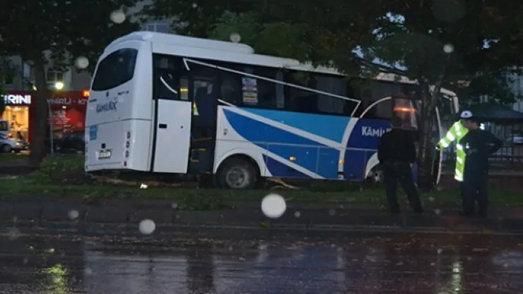 Midibüs Refüje çıktı: 2 yaralı