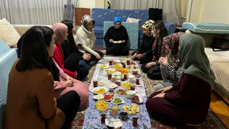 Milletvekili Ayşe Böhürler, sahurda öğrenci sofrasına konuk oldu