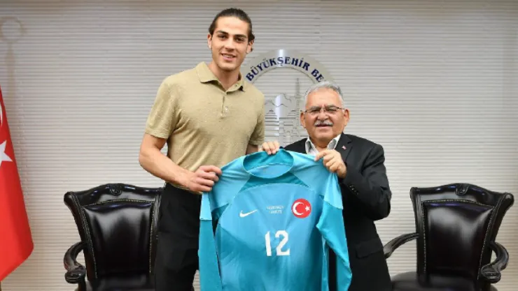 Milli Futbolcu Doğan Alemdar'dan Büyükkılıç'a Ziyaret