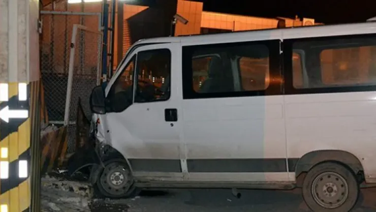 Minibüs askeri nizamiye önündeki beton sütunlara çarptı