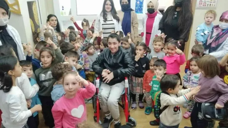 Minik öğrenciler ebru sanatıyla engeli aştı