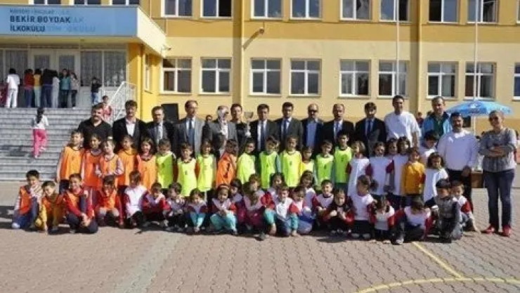 Minik Öğrenciler Mendil Kapmaca Oyununda Kıyasıya Yarıştı