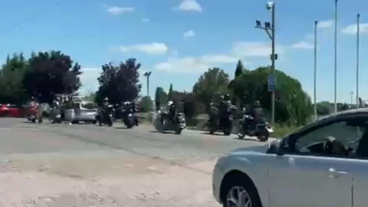 Motosiklet grubu araca saldırdı