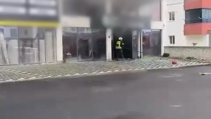 Motosiklet satışı yapan iş yerinde yangın çıktı