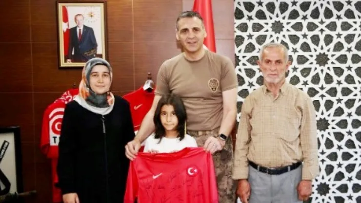 Müdür Aydın'dan şehit kızına imzalı milli takım forması sürprizi