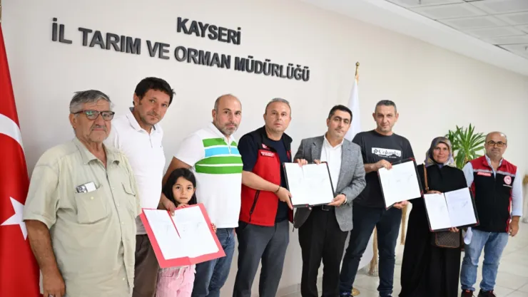 Müdür Saklav, üreticileriyle hibe sözleşmesi imzaladı