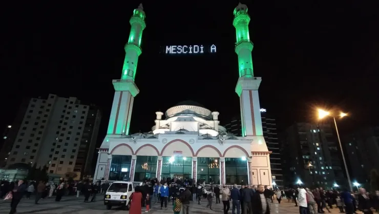 Muhteşem kıraatı ve yoğun cemaatı ile Ahmet Ayşe İnci Camii