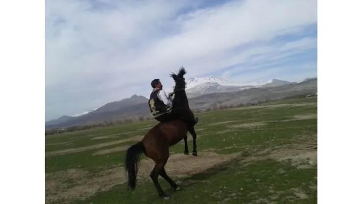 Nevruz çekimlerinde atlı cirit gösterisi yapıldı