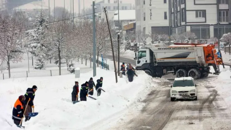 Nevşehir Belediyesi aralıksız karla mücadele ediyor